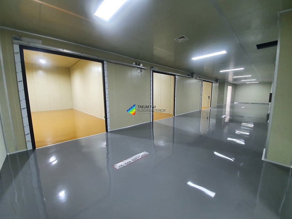 기장 식품 냉동창고: 저온에서도 성능을 유지하는 유크리트 바닥 시공 현장 사진 2